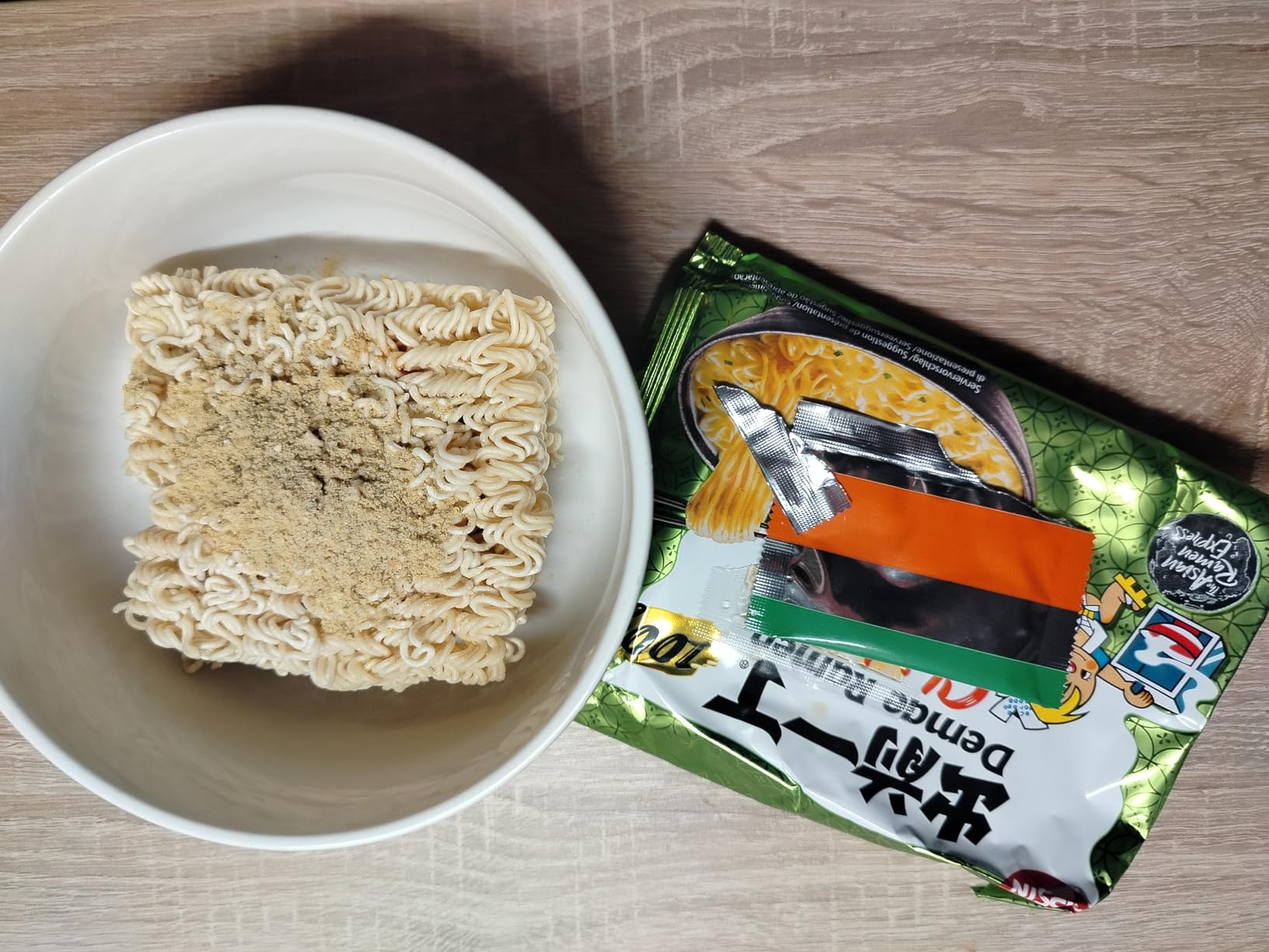 Nissin Demae Ramen Sesam Instant-Nudeln 1x100g mit Sesamöl