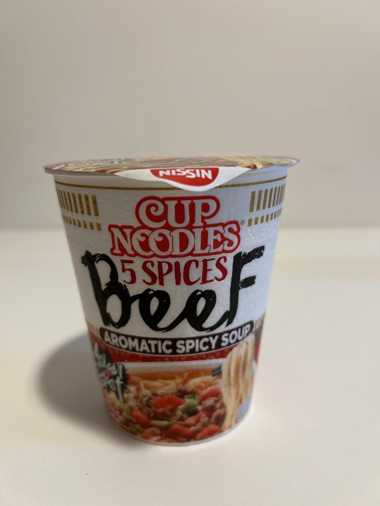 Nissin Cup Noodles 5 Spices Beef Becher 64g Rind