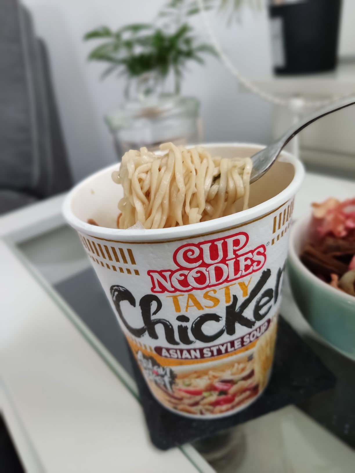 Nissin Cup Noodles Tasty Chicken Instant-Nudeln 8x63 g