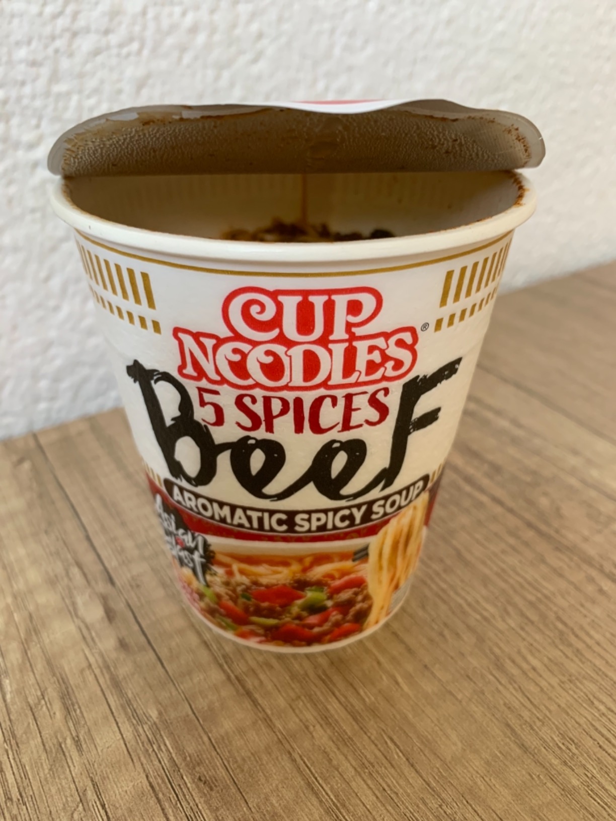 Nissin Cup Noodles 5 Spices Beef Becher 64g Rind