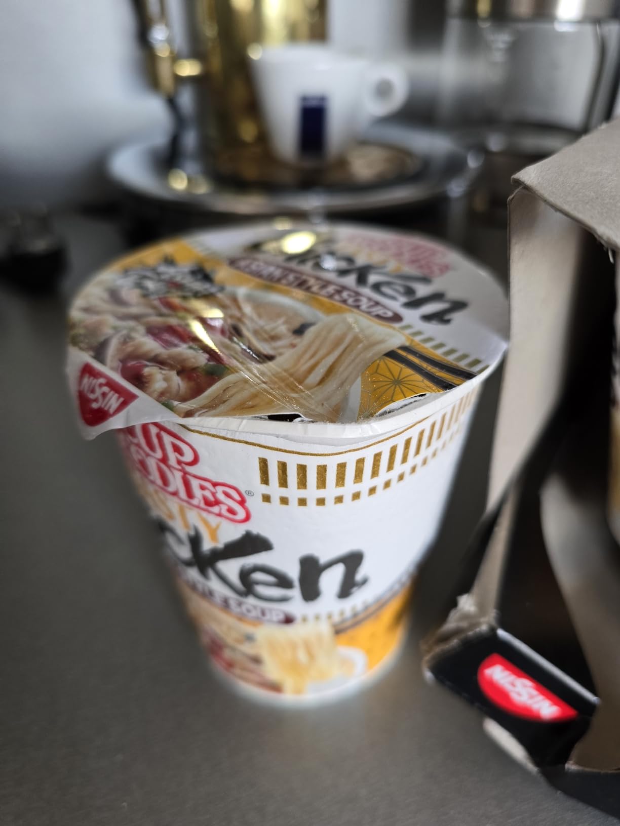 Nissin Cup Noodles Tasty Chicken Instant-Nudeln 8x63 g