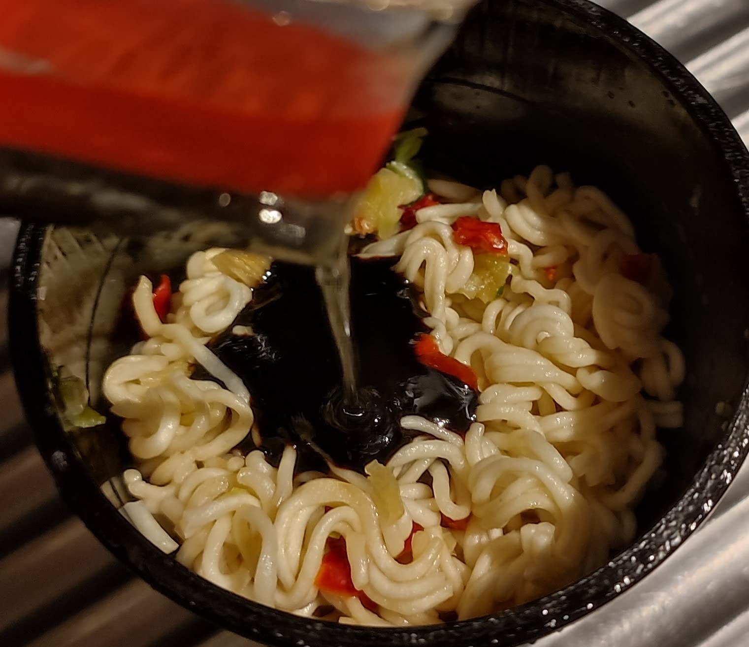 Nissin Cup Noodles Soba Chili Instant-Nudeln 92 g pikant
