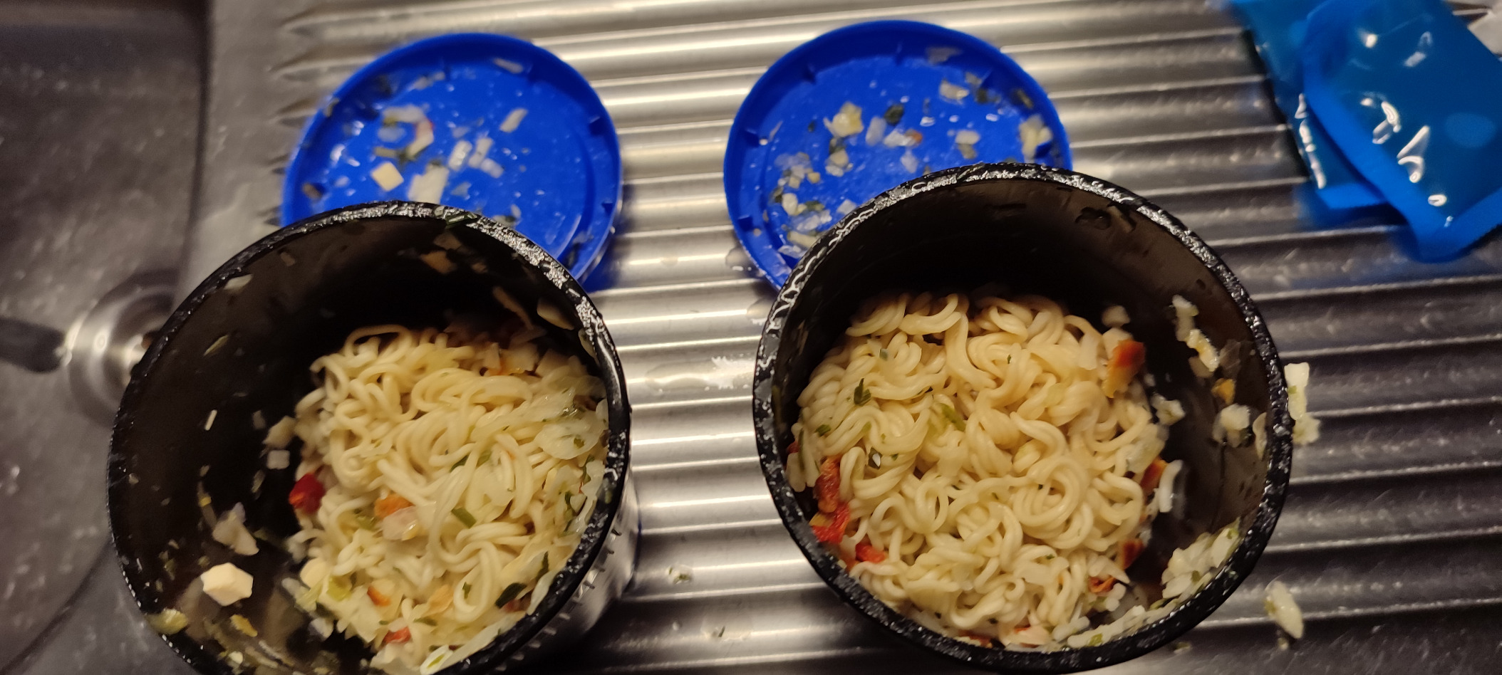 Nissin Cup Noodles Soba Yakitori Chicken Becher 8x89g Huhn