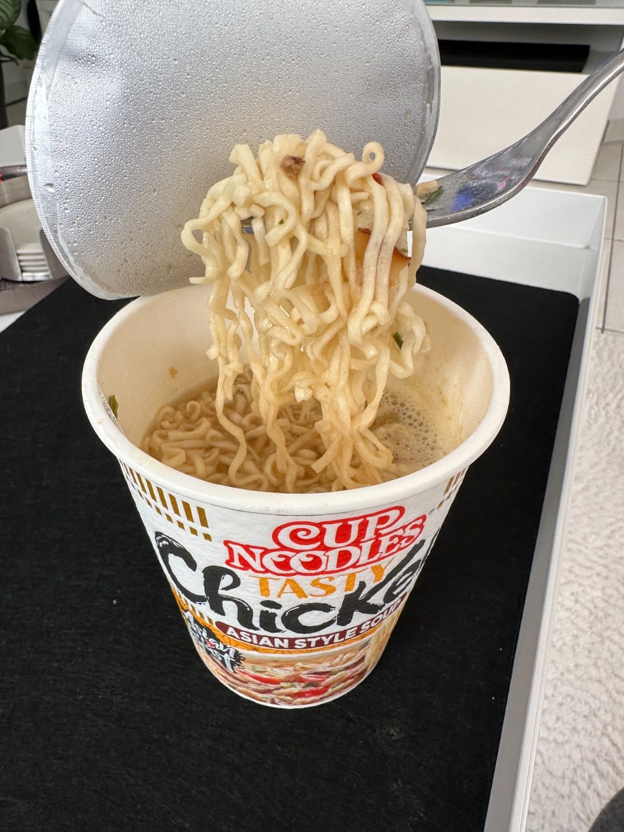 Nissin Cup Noodles Chicken Instant-Becher 63g Huhn-Ingwer