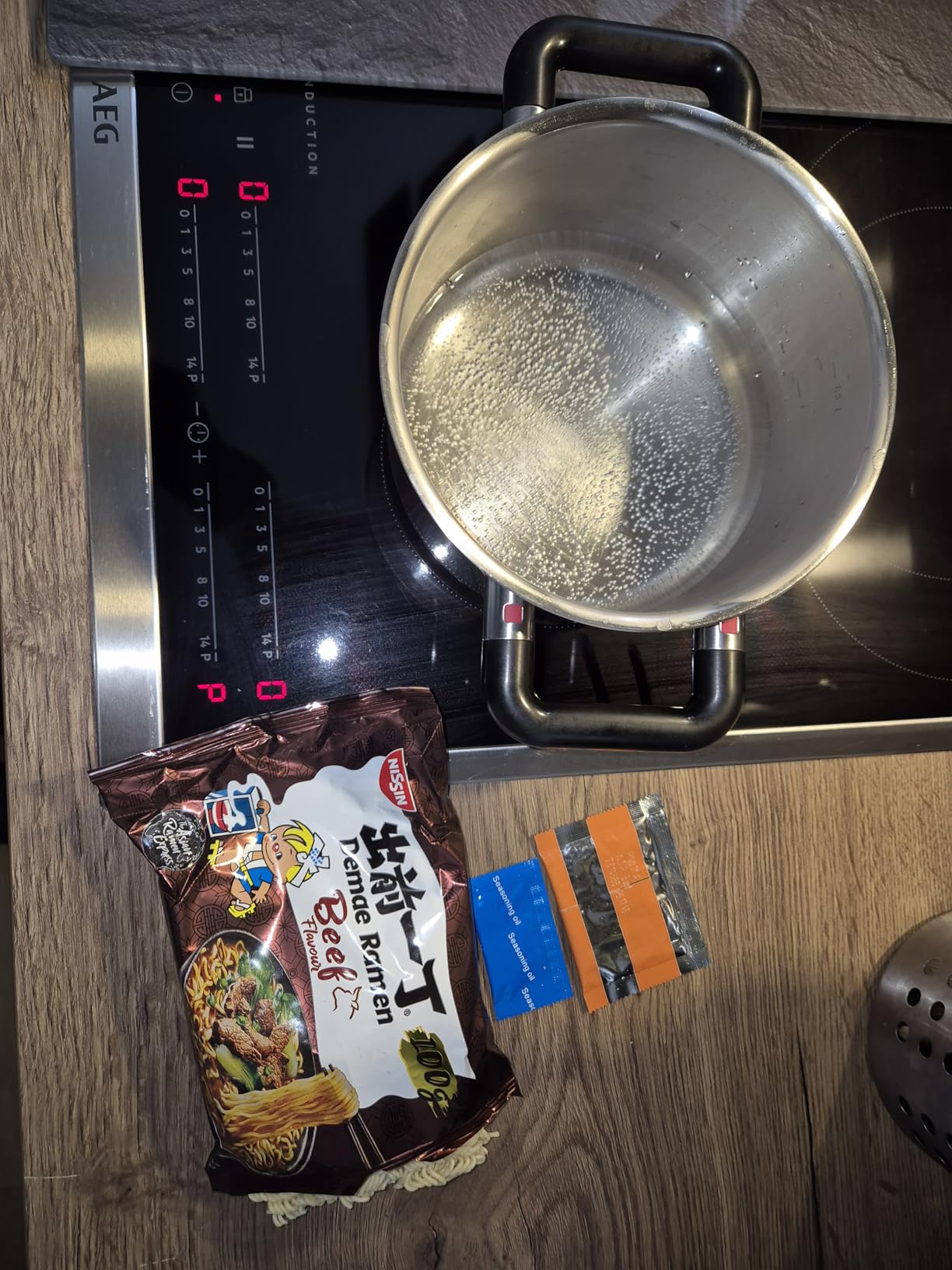 Nissin Demae Ramen Rind Instant-Nudeln 100g kräftig