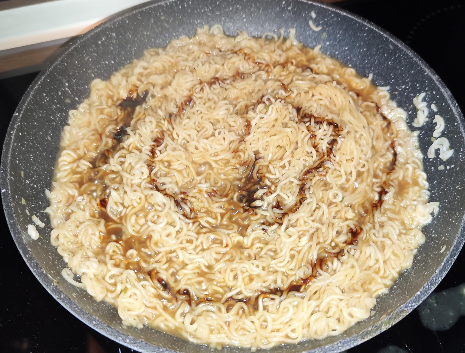 Nissin Soba Bag Japanese Curry Instant-Nudeln 111 g