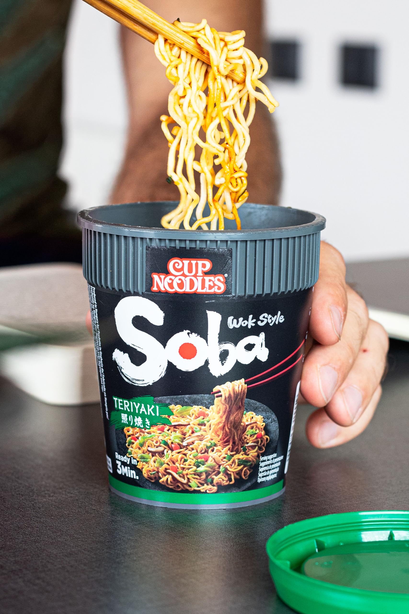 Nissin Cup Noodles Soba Teriyaki Instant-Nudeln 90g Becher