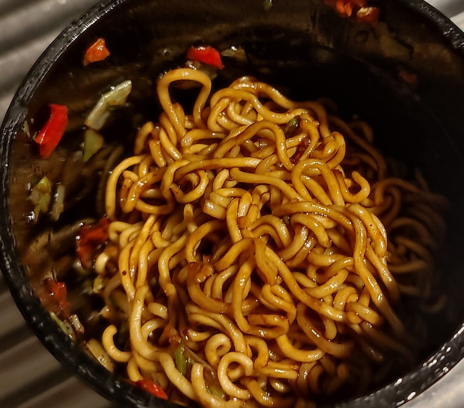 Nissin Cup Noodles Soba Chili Instant-Nudeln 92 g pikant