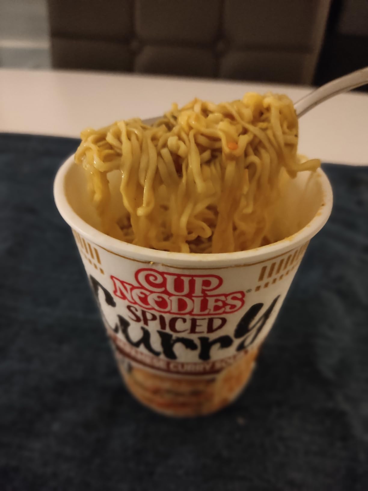 Nissin Cup Noodles Curry 8x63g Becher Huhn